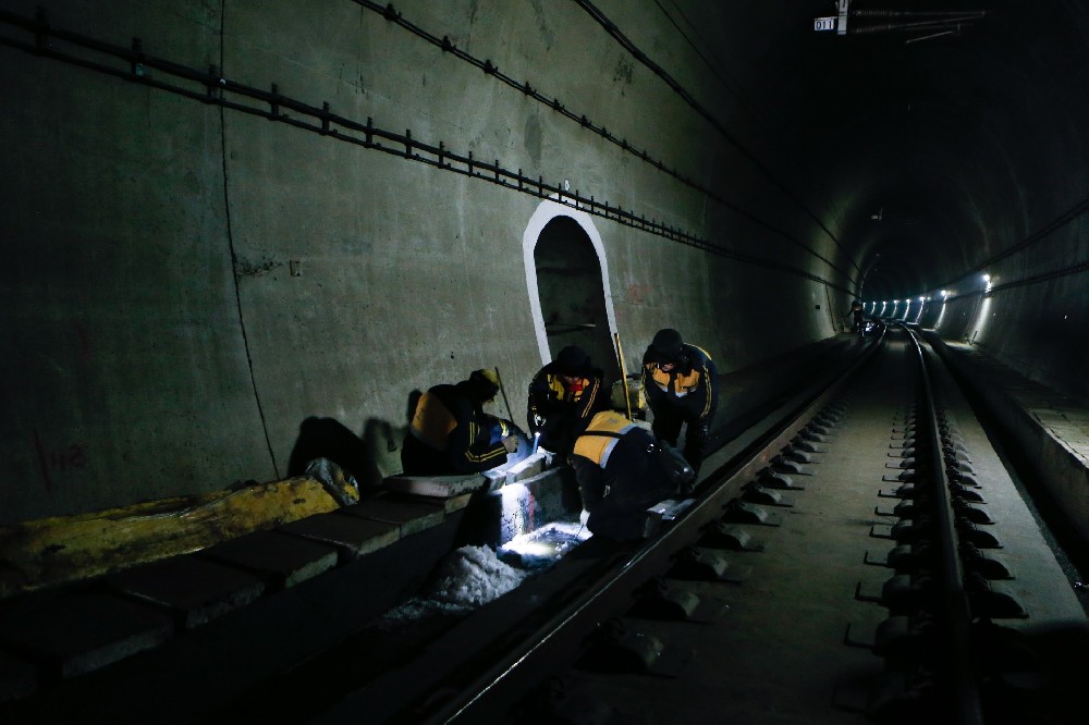 通海口镇铁路运营隧道病害现状